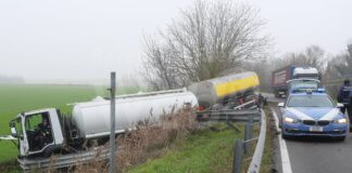 Cisterna con rimorchio finisce fuori strada giù per la scarpata. Ferito il conducente