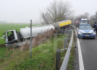 Cisterna con rimorchio finisce fuori strada giù per la scarpata. Ferito il conducente