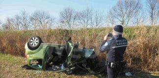 Pauroso incidente a Massa Lombarda: Auto si ribalta e vola fuori dalla carreggiata