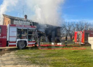 Incendio a Castel Bolognese in una casa di campagna. Un ferito