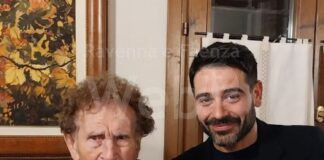 Filomena Rava compie 105 anni, il sindaco Davide Ranalli ha consegna la pergamena di auguri