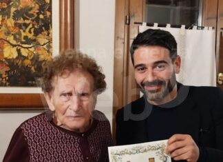 Filomena Rava compie 105 anni, il sindaco Davide Ranalli ha consegna la pergamena di auguri