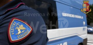 Poliziotto nota un portafoglio dimenticato su una bici e lo restituisce alla proprietaria