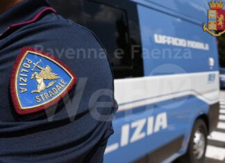Poliziotto nota un portafoglio dimenticato su una bici e lo restituisce alla proprietaria