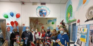 Una Befana che porta i suoi regali alle Pediatrie di Ravenna e Faenza