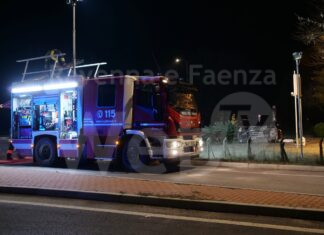 Schianto nella notte: muore un uomo. Automobilista tenta la fuga, ma viene fermato
