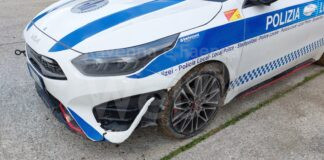 Inseguimento da film per la Polizia Locale di Ravenna, poi l’auto degli agenti rimane impantanata nel terreno