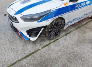 Inseguimento da film per la Polizia Locale di Ravenna, poi l’auto degli agenti rimane impantanata nel terreno
