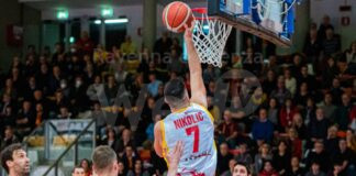 “Stretta di mano troppo energica all’arbitro”, quattro giornate di squalifica per Mitja Nikolic. Basket Ravenna presenta ricorso alla FIP