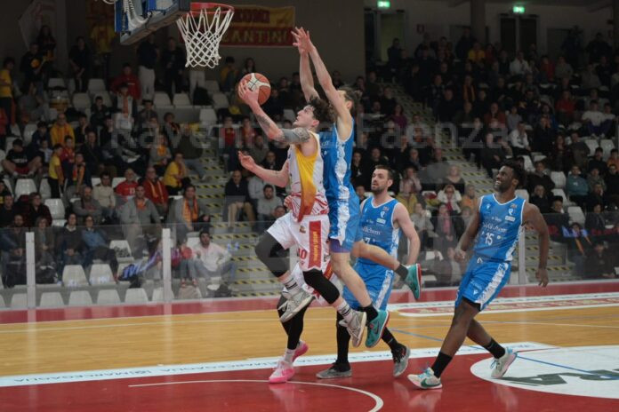 Paolin in entrata durante la rimonta del 3 periodo