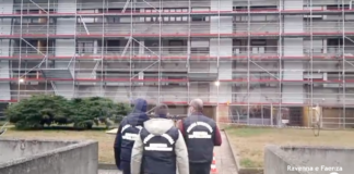 Donna si butta dal nono piano con la figlia e il cane