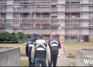 Donna si butta dal nono piano con la figlia e il cane