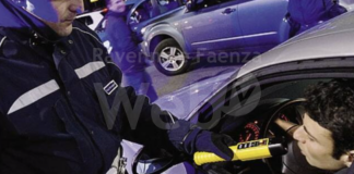 Finge di essere stato alla guida dell’auto per salvare l’amico che aveva bevuto, denunciati due giovani