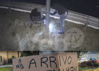 Un cartello di Fleximan sull’autovelox di via Bellucci