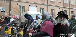 Le Befane in Vespa portano allegria nel centro storico di Ravenna