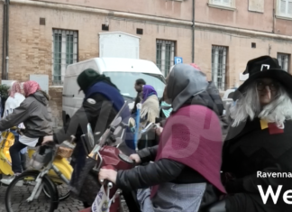 Le Befane in Vespa portano allegria nel centro storico di Ravenna