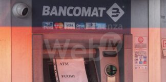 Tentano di svaligiare il bancomat, ma l’allarme li mette in fuga