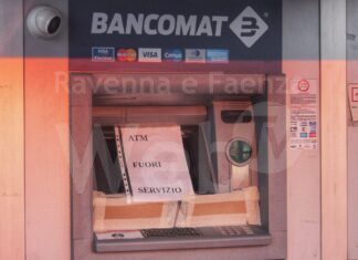 Tentano di svaligiare il bancomat, ma l’allarme li mette in fuga