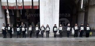 Osiamo la pace con un messaggio sul nostro corpo. Flash mob delle Donne in Nero di Ravenna, in piazza del Popolo
