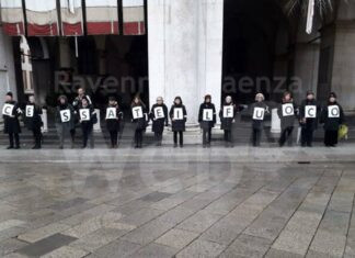 Osiamo la pace con un messaggio sul nostro corpo. Flash mob delle Donne in Nero di Ravenna, in piazza del Popolo