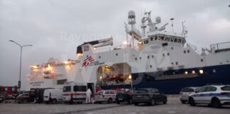 La Geo Barents è arrivata: inizia lo sbarco dei 336 migranti