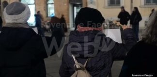 Flash mob “E’ Strage” contro il femminicidio, organizzato dalla Casa delle donne oggi in piazza del Popolo