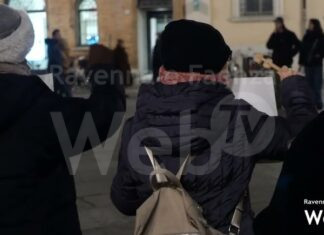 Flash mob “E’ Strage” contro il femminicidio, organizzato dalla Casa delle donne oggi in piazza del Popolo