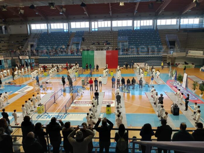 schermidori schierato sulle pedane ascoltano l'inno nazionale