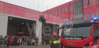 Arriva dal cielo la befana dei Vigili del Fuoco
