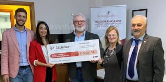 Romagna Sicurtà Agenzia Itas Assicurazioni consegna assegno di 10 mila euro al Gruppo Teatrale Compagnia delle Favole