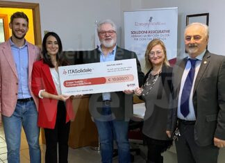 Romagna Sicurtà Agenzia Itas Assicurazioni consegna assegno di 10 mila euro al Gruppo Teatrale Compagnia delle Favole