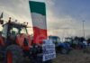 Trattori in protesta davanti al casello dell’autostrada