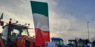 Trattori in protesta davanti al casello dell’autostrada