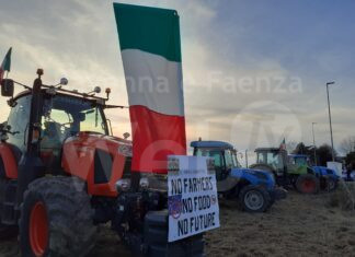 Trattori in protesta davanti al casello dell’autostrada
