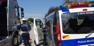 Polizia locale, ritirata la patente ad un autotrasportatore che non si ferma all’alt e non aveva inserito la tessera conducente