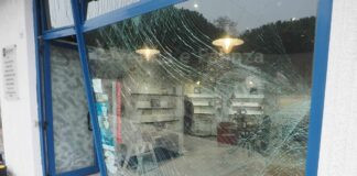 Furto in un’ottica a Lido Adriano. Vetrina sfondata con un’auto rubata