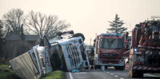 Camion esce di strada e si ribalta. Camionista ferito trasportato al Bufalini