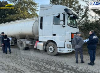 Scoperto dalla Finanza mercato parallelo di carburante: Sequestrati un distributore, autocisterne e 140mila euro in contanti