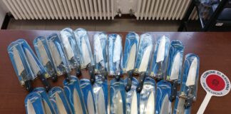 Vendeva coltelli senza autorizzazione, denunciato trentenne