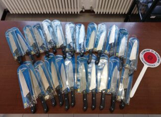 Vendeva coltelli senza autorizzazione, denunciato trentenne