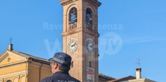 Turba un funerale in chiesa e poi aggredisce gli agenti della polizia locale, arrestata una donna a Conselice