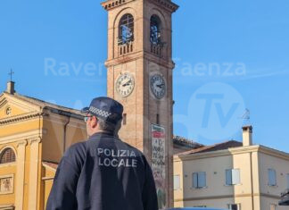 Turba un funerale in chiesa e poi aggredisce gli agenti della polizia locale, arrestata una donna a Conselice
