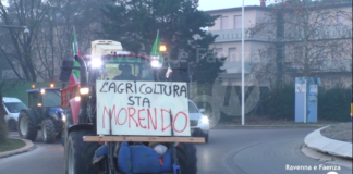 Agricoltori in protesta sulla via Emilia: traffico rallentato dai trattori