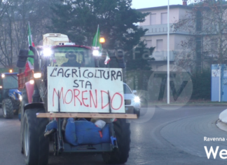 Agricoltori in protesta sulla via Emilia: traffico rallentato dai trattori