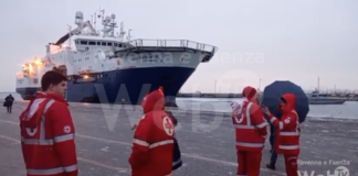 La Geo Barents è in porto: iniziato lo sbarco dei 134 migranti