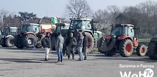 La protesta degli agricoltori a Massa Lombarda, trattori schierati e poi in corteo