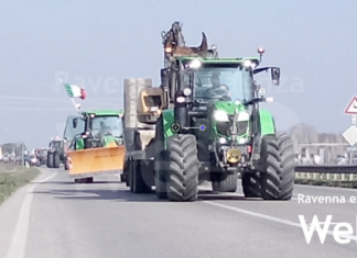 Centinaia di trattori in corteo