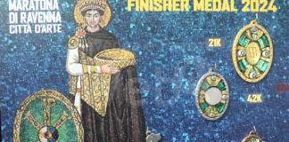 Un messaggio di pace nella medaglia per i 25 anni della Maratona di Ravenna Città d’Arte