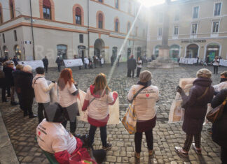 Ancora un presidio dei sostenitori di Mauro Guerra in piazza dell’Aquila