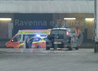 Cade dal camion e sbatte violentemente la testa: infortunio sul lavoro a Traversara